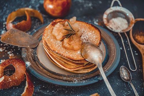 Pyszne pancakes z owocami – pomysł na deser i śniadanie