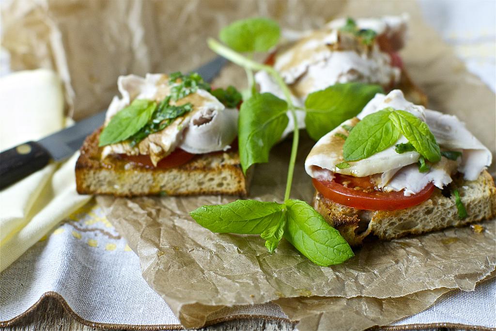 BRUSCHETTA Z CZOSNKIEM, POMIDOREM I BAZYLIĄ