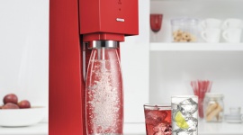 Letnie orzeźwienie w zdrowej wersji homemade? Z SodaStream to możliwe! Zdrowie, LIFESTYLE - Letnia pora roku i wysokie temperatury powietrza skłaniają do spożywania lekkich i orze . źwiających napojów. Przedstawiamy kilka przepisów, które łatwo można wykonać zarówno w domu, podczas pikniku w ogrodzie czy wakacyjnego wyjazdu. A wszystko to na bazie wody gazowanej.