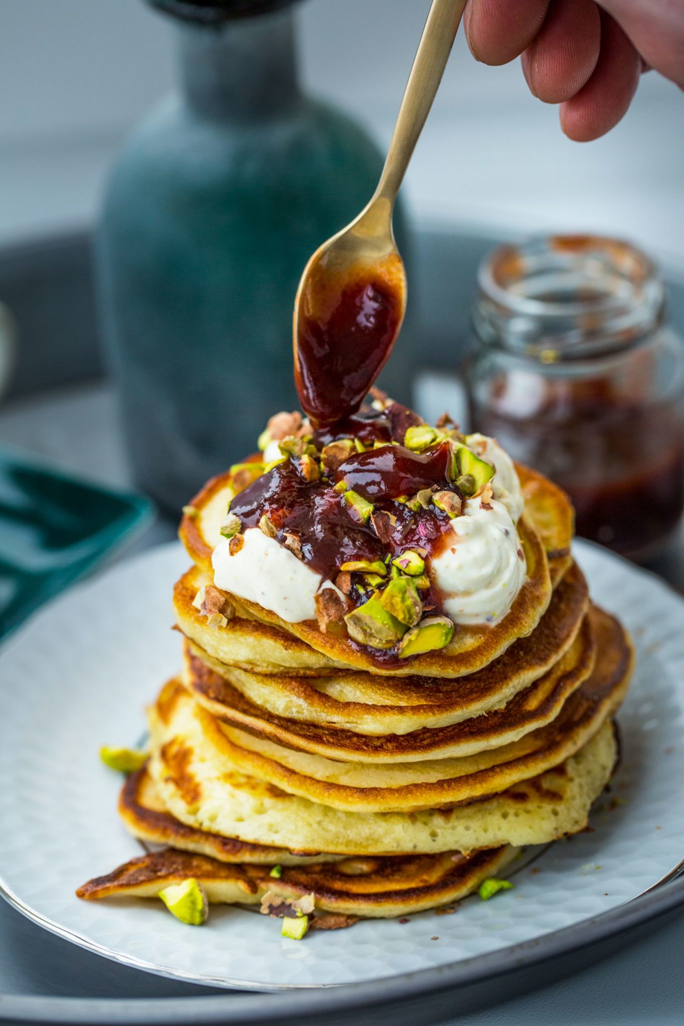 Pancakes z mascarpone, pistacjami i sosem różano – śliwkowym