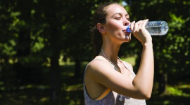 Odpowiednie nawodnienie sprzymierzeńcem w dbaniu o zdrową sylwetkę Zdrowie, LIFESTYLE - Jest podstawą odpowiednio zbilansowanej diety oraz zdrowych nawyków żywieniowych. Woda, bo o niej mowa, pozytywnie wpływa na nasze zdrowie oraz jest sprzymierzeńcem w zachowaniu szczupłej sylwetki.