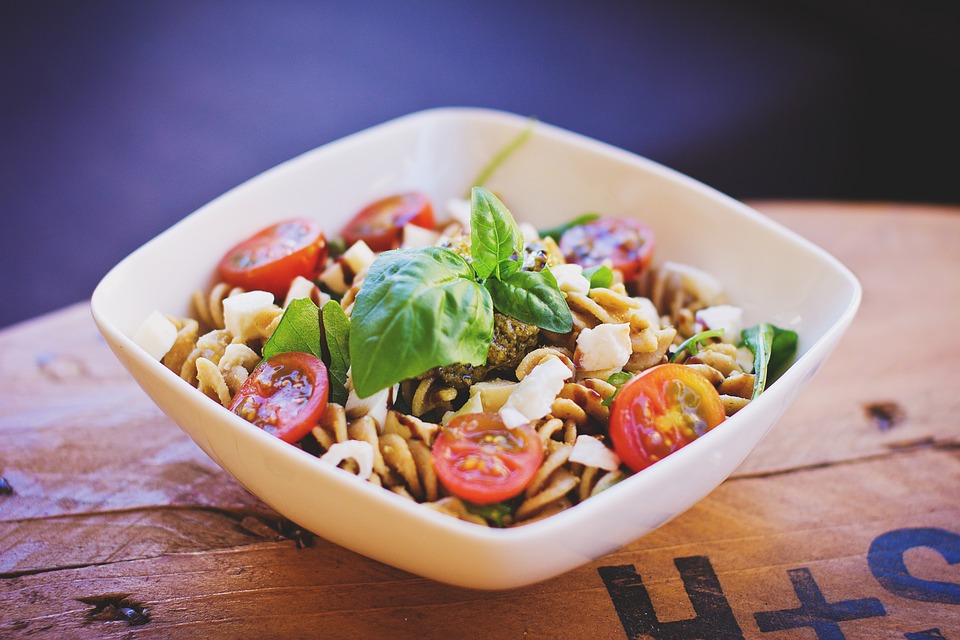 Bezglutenowe danie – makaron fusilli teff z pesto, parmezanem i kaparami