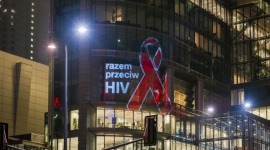 Przejazd czerwonej kokardki ulicami stolicy Zdrowie, LIFESTYLE - Czerwona kokardka na ulicach Warszawy przypomina o HIV