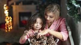 ŚWIĘTA W ODOSOBNIENIU? JAK ZNIEŚĆ ROZŁĄKĘ Z BLISKIMI W TAK WAŻNYM CZASIE? Zdrowie, LIFESTYLE - Tegoroczne Boże Narodzenie będzie zupełnie inne. Mimo, iż wszyscy czekali na spotkania rodzinne z wielką tęsknotą, to już teraz wiadomo, że przy świątecznym stole z powodu nałożonych obostrzeń ale i po prostu własnych obaw przed zakażeniem koronawirusem, zasiądzie mniej osób.