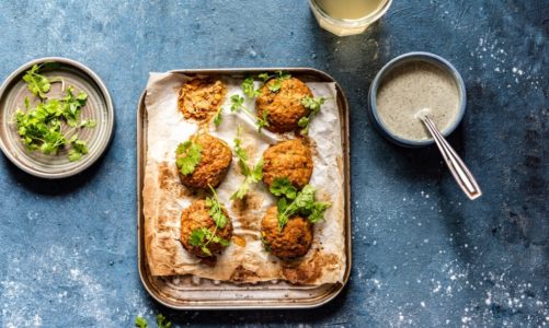 Pieczone kotleciki z mięsem mielonym, kaszą jaglaną i pastą tahini