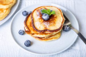 Dzieci uwielbiają takie śniadania! Domowa alternatywa dla kremu czekoladowo – orzechowego, pancakes z serka homogenizowanego, brioszki