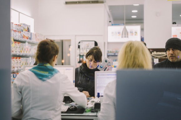 Przychodzi alergik do farmaceuty, czyli jaką pomoc może otrzymać. Zdrowie, LIFESTYLE - Sezon alergiczny w pełni. Co zrobić, jeśli najbliższy wolny termin wizyty do lekarza jest daleki, a dolegliwości związane z alergią nie pozwalają normalnie funkcjonować? Na pomoc przychodzi farmaceuta!