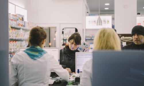 Przychodzi alergik do farmaceuty, czyli jaką pomoc może otrzymać.