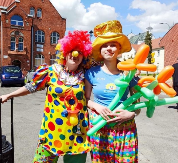 10 000 uśmiechów dla hospitalizowanych dzieci Zdrowie, LIFESTYLE - W ramach świętowania Dnia Dziecka, Fundacja Dr Clown, podaruje upominki prawie 10 000 hospitalizowanych dzieci. Akcja odbędzie się w ponad 60 miastach m.in. w Warszawie, Radomiu, Wrocławiu, Łodzi, Suwałkach, Sosnowcu, Białymstoku, Krakowie czy Bydgoszczy.