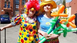 10 000 uśmiechów dla hospitalizowanych dzieci Zdrowie, LIFESTYLE - W ramach świętowania Dnia Dziecka, Fundacja Dr Clown, podaruje upominki prawie 10 000 hospitalizowanych dzieci. Akcja odbędzie się w ponad 60 miastach m.in. w Warszawie, Radomiu, Wrocławiu, Łodzi, Suwałkach, Sosnowcu, Białymstoku, Krakowie czy Bydgoszczy.